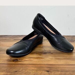 7 WIDE Clarks Women's Classic Black Flats
